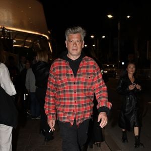 C'est donc un changement de vie drastique qui attend la petite fille.

Cannes, FRANCE - Le chanteur français Benjamin Biolay fait preuve d'un charme sans effort alors qu'il sort d'un événement à l'Alban pendant le Festival de Cannes en France, arborant un ensemble décontracté mais élégant. © Backgrid USA / Bestimage