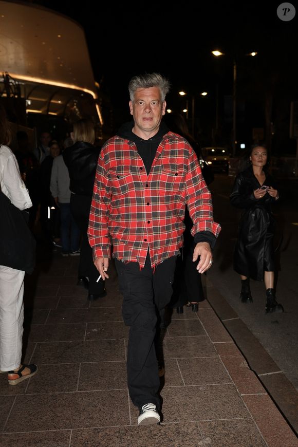 C'est donc un changement de vie drastique qui attend la petite fille.

Cannes, FRANCE - Le chanteur français Benjamin Biolay fait preuve d'un charme sans effort alors qu'il sort d'un événement à l'Alban pendant le Festival de Cannes en France, arborant un ensemble décontracté mais élégant. © Backgrid USA / Bestimage