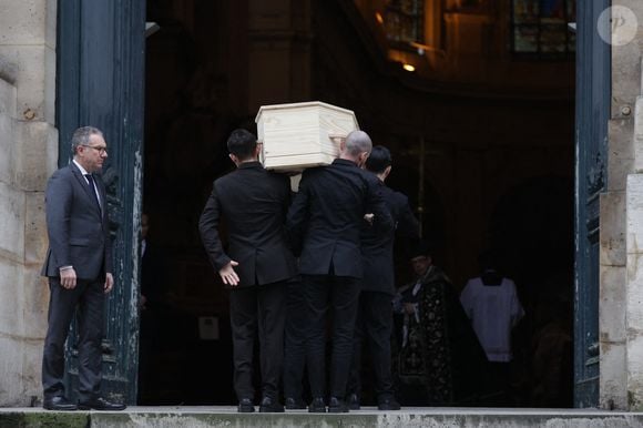 Le cercueil arrivant à la cérémonie d'obsèques de Catherine Laborde à l'église Saint-Roch à Paris, France, le 6 février 2025.  Photo by Nasser Berzane/ABACAPRESS.COM