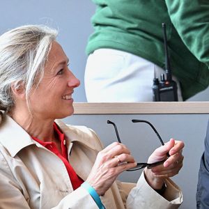 Et elle n'était pas seule : son célèbre mari Arthur Sadoun l'accompagnait.

Anne-Sophie Lapix lors de la cérémonie de présentation rendant hommage à la carrière de Rafael Nadal lors de la première journée des Internationaux de France 2025 à Roland Garros le 25 mai 2025 à Paris, France.  Photo by Franck Castel/ABACAPRESS.COM