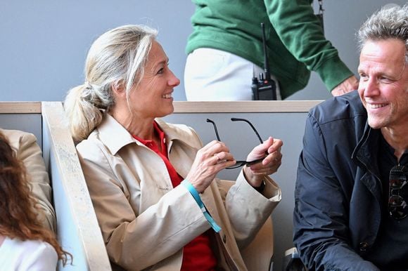 Et elle n'était pas seule : son célèbre mari Arthur Sadoun l'accompagnait.

Anne-Sophie Lapix lors de la cérémonie de présentation rendant hommage à la carrière de Rafael Nadal lors de la première journée des Internationaux de France 2025 à Roland Garros le 25 mai 2025 à Paris, France.  Photo by Franck Castel/ABACAPRESS.COM