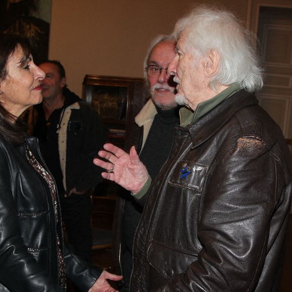 Exclusif - Anne Hidalgo, Hugues Aufray - Hugues Aufray reçoit la médaille Grand Vermeil de la ville des mains d'Anne Hidalgo, à l'hôtel de ville de Paris le 18 décembre 2025. © Philippe Baldini/Bestimage