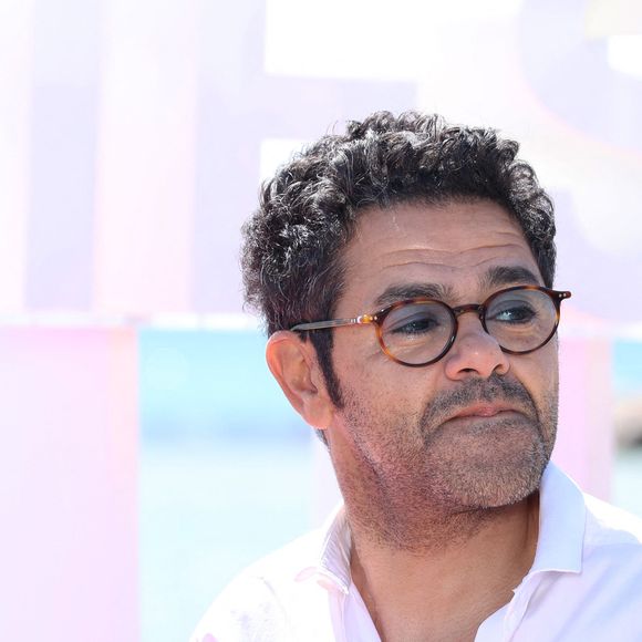 Jamel Debbouze lors du photocall de la série ''Terminal" sur la plage du Majestic lors de la 7e saison de CanneSeries à Cannes le 6 avril 2024. © Denis Guignebourg/BestImage