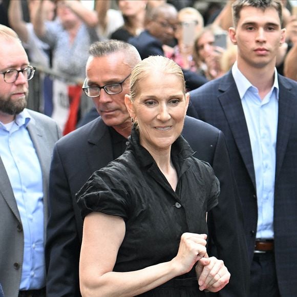 Céline Dion à la sortie de l'hôtel Royal Monceau à Paris avant l'ouverture des Jeux Olympiques (JO) de Paris 2024, à Paris, France, le 24 juillet 2024.

Photo : Agence/Bestimage