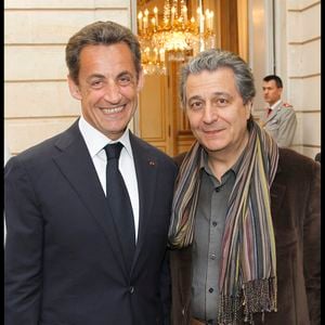 Il a accueilli à son bord Nicolas Sarkozy et son épouse.

Exclusif - Nicolas Sarkozy et Christian Clavier - Cérémonie de remise des insignes de commandeur de l'Ordre national du Mérite à Mireille Darc au palais de l'Élysée à Paris, le 21 avril 2010. © Bertrand Rindoff Petroff / Bestimage