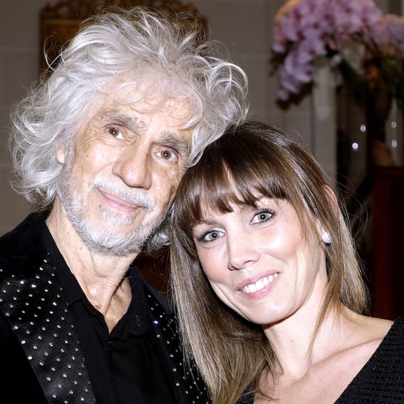 Louis et Laetitia forment un couple solide malgré leurs 34 ans d’écart, unis depuis plus de quinze ans.

Louis Bertignac et sa femme Laetitia Brichet lors de la soirée des "Stéthos d'or 2023" à l'hôtel Four Seasons George V à Paris le 27 mars 2023.© Cédric Perrin / Bestimage