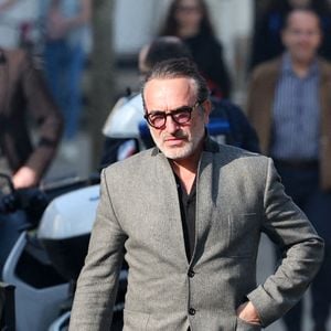 Jean Dujardin - Arrivées aux obsèques de Bruno Salomone en l'église Sainte-Anne de Polangis de Joinville-le-Pont (Val-de-Marne) le 23 mars 2026. © Cyril Moreau - Dominique Jacovides / Bestimage