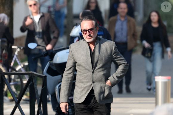 Jean Dujardin - Arrivées aux obsèques de Bruno Salomone en l'église Sainte-Anne de Polangis de Joinville-le-Pont (Val-de-Marne) le 23 mars 2026. © Cyril Moreau - Dominique Jacovides / Bestimage