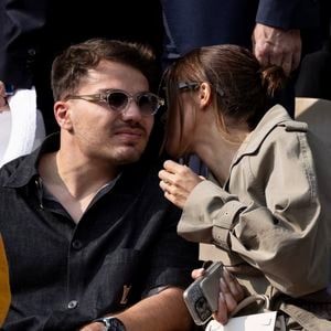 Ainsi, le duo a passé du bon temps avec des proches à Cala beach, un club de plage très select' de Canet-en-Roussillon... Et ils ne sont pas passés inaperçus !

Antoine Dupont et sa compagne Iris Mittenaere en tribunes lors de la finale messieurs des Internationaux de France de Tennis de Roland Garros 2025 (jour 15), à Paris, France, le 8 juin 2025. © Cyril Moreau/Bestimage
