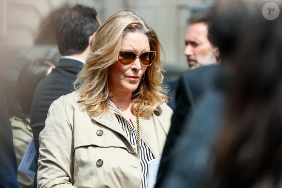 Sandrine Alexi à la sortie des obsèques du producteur Humbert Ibach (Mémé Ibach), figure du disque et de la TV des années 70/90, en l’église Notre Dame d’Auteuil à Paris, France, le 12 mai 2025. © Christophe Clovis/Bestimage