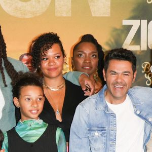 Nelson Foix, Jamel Debbouze et Sloan Descombes au photocall de la première du film Zion au cinéma Le Grand Rex à Paris, France, le 4 avril 2025. © Coadic Guirec/Bestimage