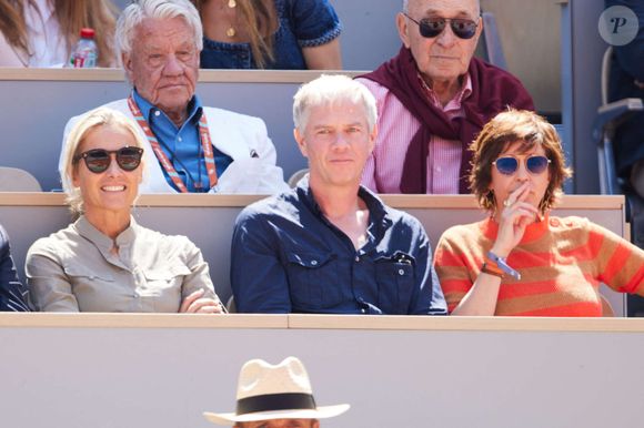 Les 3 animateurs de TF1, France 2 et M6, Julien Arnaud, Anne-Sophie Lapix et Nathalie Renoux en tribunes lors des Internationaux de France de tennis de Roland Garros 2023 à Paris, France, le 2 juin 2023. © Moreau-Jacovides/Bestimage