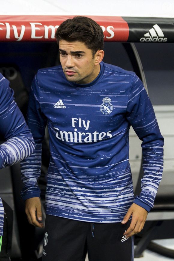 Le milieu de terrain français du Real Madrid, Enzo Zidane, sur le banc de touche lors du match retour des 32e de finale de la Coupe du Roi contre Cultural Leonesa, joué au stade Santiago Bernabeu à Madrid, Espagne, le 30 novembre 2016. Photo par Emilio Naranjo/Efe/ABACAPRESS.COM