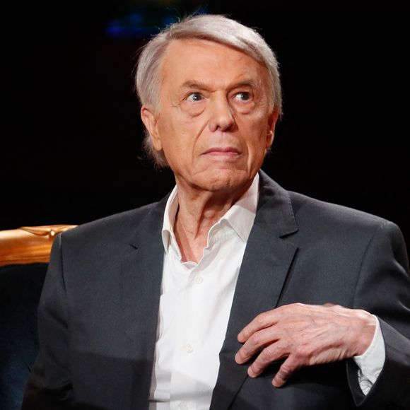 Exclusif - Salvatore Adamo lors de l'enregistrement de l'émission "Serge Lama, le dernier rappel" présentée par F. Bollaert, diffusée le vendredi 21 novembre 2025 sur France 3 à 21h10, au théâtre Marigny à Paris, France, le 29 avril 2025. © Clovis-Moreau/Bestimage