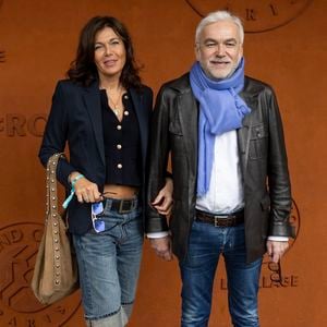 Pascal Praud et sa femme Catherine au village lors des Internationaux de France de Tennis de Roland Garros 2025, à Paris, France, le 7 juin 2025. © Cyril Moreau/Bestimage