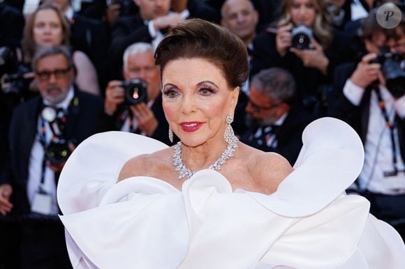 Joan Collins - Montée des marches du film " La vénus électrique " pour la cérémonie d'ouverture du 79ème Festival International du Film de Cannes, le 12 mai 2026. © Jacovides-Moreau /Bestimage