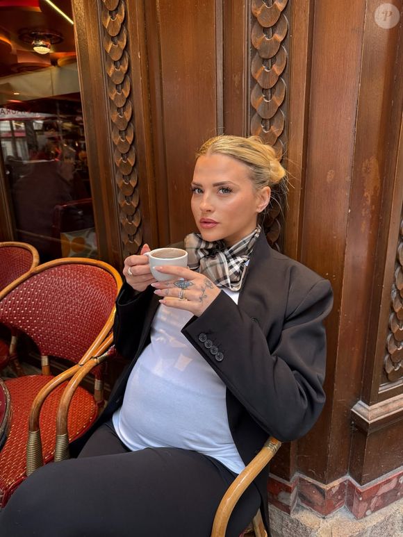 Kelly Vedovelli est enceinte de jumeaux.
