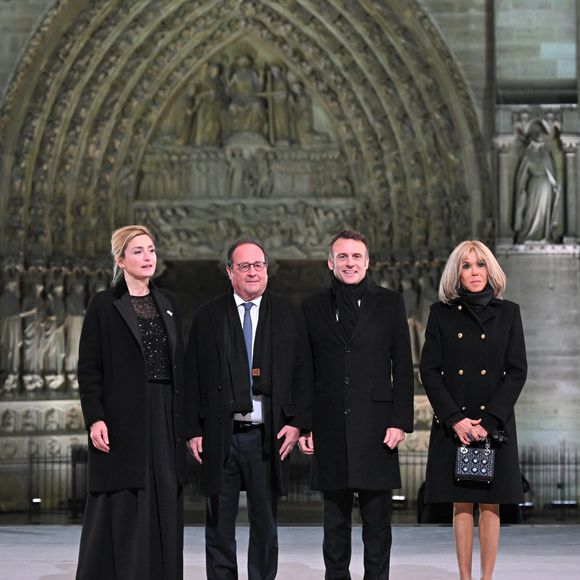 Invités par le président Emmanuel Macron.

Julie Gayet, François Hollande, Emmanuel Macron et Brigitte Macron à la cérémonie de réouverture de Notre-Dame Cathedral. © Eliot Blondet/Pool/Bestimage