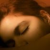 La psychologie dit que les gens qui dorment avec les lumières allumées la nuit ne les gardent pas seulement allumées pour la décoration : que signifie cette habitude ?