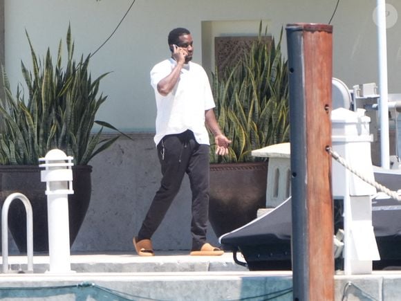 Sean P Diddy Combs discute au téléphone le dimanche de Pâques dans son manoir de Star Island à Miami Beach, FL, USA, le 31 mars 2024. Photo by Pichichipixx/Splash News/ABACAPRESS.COM