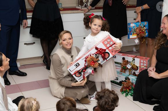 Le prince Albert II de Monaco et la princesse Charlène de Monaco assistent au spectacle de Noël à la crèche de la Croix-Rouge Rosine Sanmori et participent à la traditionnelle distribution de cadeaux de Noël à Monaco. Photo par Olivier Huitel / Pool Monaco / Bestimage