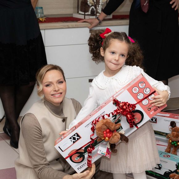 Le prince Albert II de Monaco et la princesse Charlène de Monaco assistent au spectacle de Noël à la crèche de la Croix-Rouge Rosine Sanmori et participent à la traditionnelle distribution de cadeaux de Noël à Monaco. Photo par Olivier Huitel / Pool Monaco / Bestimage