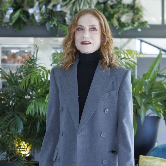 Le 8 avril 2026, Rome, Italie : Isabelle Huppert assiste au photocall pour le film "La donna più ricca del mondo" au Sofitel HTL Villa Borghese. (Crédit photo : © Emanuela Vertolli/SOPA Images via ZUMA Press / Bestimage Wire / Bestimage)