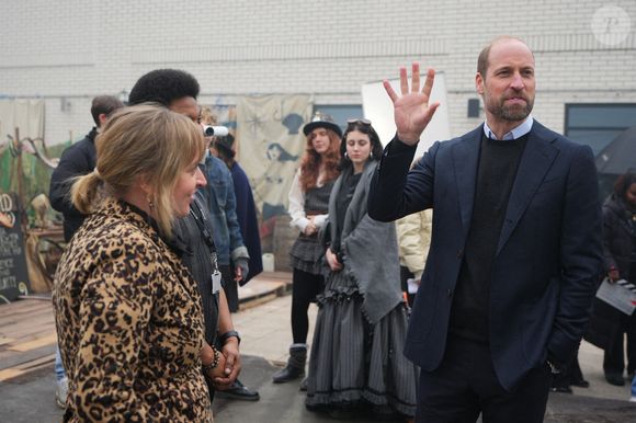 Le Prince de Galles salue les étudiants lors d'une visite à la London Screen Academy, pour rencontrer et mettre en lumière la prochaine génération de cinéastes et de professionnels de la création britanniques, le 12 février 2025. Kirsty Wigglesworth/PA Wire/ABACAPRESS.COM
