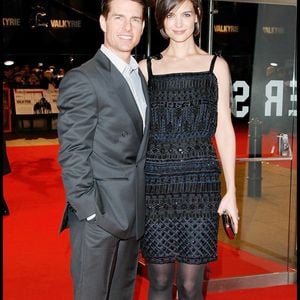 Erreur, validation ou manifestation d'ironie de la part de l'ex-star de "Dawson" ? Le mystère reste entier

Tom Cruise et Katie Holmes - Première de "Walkyrie" à l'Odeon Leicester Square de Londres le 21 janvier 2009 GOFF INF / BESTIMAGE