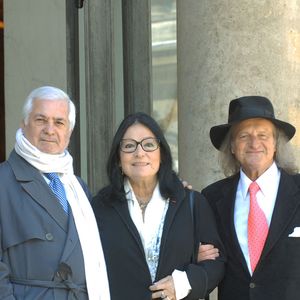 L'acteur français Jean-Claude Brialy et la chanteuse grecque Nana Mouskouri avec son mari assistent à une cérémonie de remise de médailles au Palais de l'Elysée à Paris le 2 juin 2006. Photo par Ammar Abd Rabbo/ABACAPRESS.COM