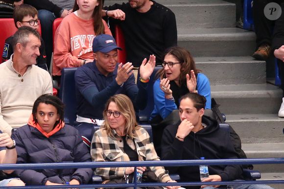 kylian Mbappe (Joueur du Paris Saint-Germain) avec sa mere Fayza Lamari - Handball "PSG HB - HBC Nantes (34-28)" au stade Pierre le Coubertin, le 13 mars 2022.