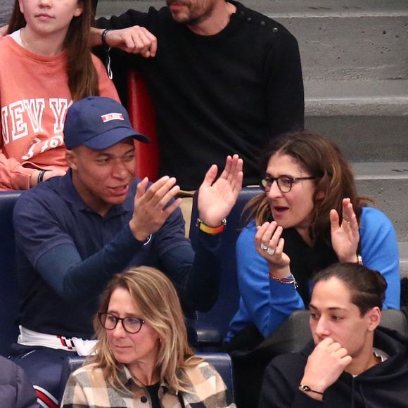 kylian Mbappe (Joueur du Paris Saint-Germain) avec sa mere Fayza Lamari - Handball "PSG HB - HBC Nantes (34-28)" au stade Pierre le Coubertin, le 13 mars 2022.