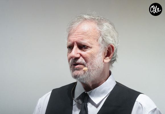 Incapable de travailler dans le calme, le metteur en scène fuit le silence et s'entoure constamment de musiques de films, de morceaux classiques ou des bruits de la vie quotidienne.  

Francis Huster présente en avant-première sa nouvelle création « Un cancre au paradis - Francis Huster célèbre Sacha Guitry » à l'occasion du Festival Les Hérault du Cinéma et de la Télévision 2026 au Cap d'Agde le 21 juin2026.

© Anne-Sohie Guebey / Bestimage