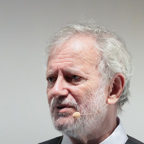 Incapable de travailler dans le calme, le metteur en scène fuit le silence et s'entoure constamment de musiques de films, de morceaux classiques ou des bruits de la vie quotidienne.  

Francis Huster présente en avant-première sa nouvelle création « Un cancre au paradis - Francis Huster célèbre Sacha Guitry » à l'occasion du Festival Les Hérault du Cinéma et de la Télévision 2026 au Cap d'Agde le 21 juin2026.

© Anne-Sohie Guebey / Bestimage