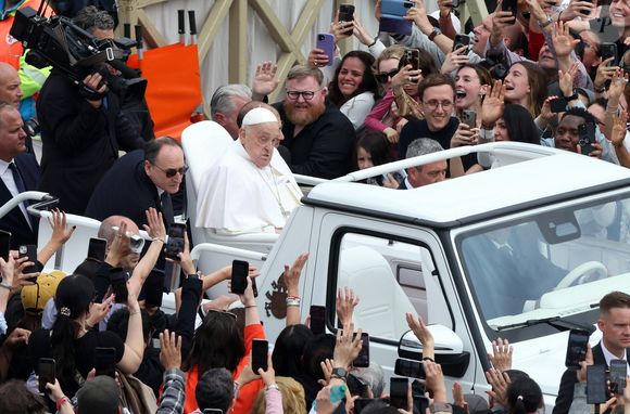 Le pape François salue les fidèles après la bénédiction Urbi et Orbi qui a suivi la messe de Pâques sur la place Saint-Pierre, au Vatican.  Zuma Press / Bestimage