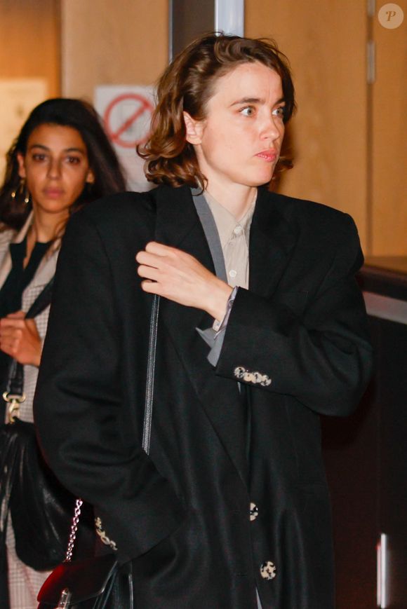 L'actrice française Adèle Haenel avec son avocate, Anouck Michelin sortent du procès en appel du réalisateur français Christophe Ruggia pour agression sexuelle sur sa personne lorsqu'elle avait entre 12 et 14 ans, au palais de justice de Paris, France, le 19 décembre 2025. © Julien Sarkissian/Bestimage