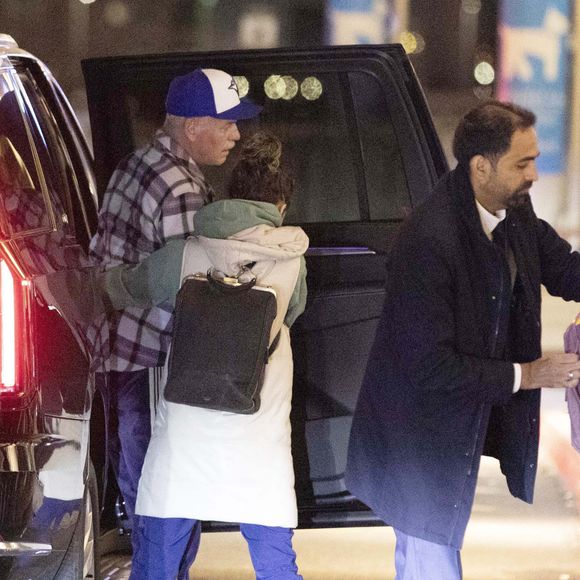 Eric Dane est aperçu dans un fauteuil roulant alors qu'il quitte l'aéroport international de Toronto. Photo par The ImageDirect / Bestimage