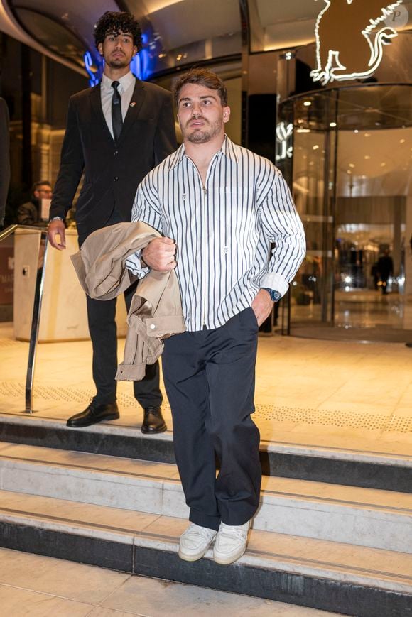 Assis côte à côté, la Miss France et l'ancien sportif n'ont pas cessé de rire ensemble et de s'échanger des regards tendres tout au long de la soirée.

Antoine Dupont à la sortie du dîner Dior X Madame Figaro à l'hôtel Marriott en marge du 78ème Festival International du Film de Cannes, France, le 17 mai 2025. © Yeyiel Chekroune/Bestimage