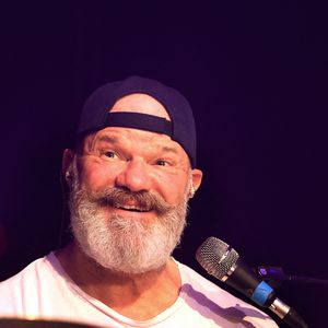 Exclusif - C'est pour l'ouverture du "Festival des fous rires de Bordeaux" que le presentateur tv Alex Jaffrey en compagnie du chef cuisinier Philippe Etchebest et de son groupe de rock "Chef and the Gang" presentent un spectacle musical et humoristique. Le celebre chef a chanté lui-meme plusieurs standards des années 70 à nos jours, le 19 Mars 2023. Patrick Bernard-Fabien Cottereau/BESTIMAGE