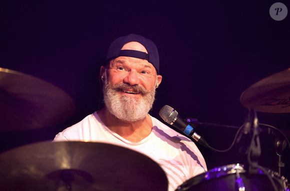 Exclusif - C'est pour l'ouverture du "Festival des fous rires de Bordeaux" que le presentateur tv Alex Jaffrey en compagnie du chef cuisinier Philippe Etchebest et de son groupe de rock "Chef and the Gang" presentent un spectacle musical et humoristique. Le celebre chef a chanté lui-meme plusieurs standards des années 70 à nos jours, le 19 Mars 2023. Patrick Bernard-Fabien Cottereau/BESTIMAGE