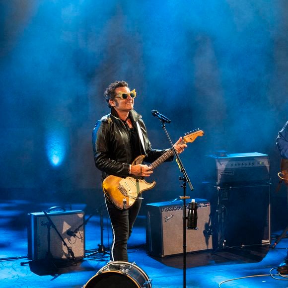 Exclusif - M (Matthieu Chedid) accompagné de sa sœur Anna et de son frère Joseph en concert inédit et unique, en acoustique au Théâtre de Verdure lors de l'ouverture de la 41ème édition du Festival de Ramatuelle le 1er aout 2025. © Cyril Bruneau / Festival de Ramatuelle / Bestimage
