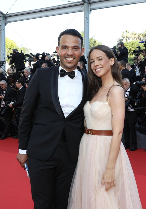 Mohamed Bouhafsi et sa compagne - Montée des marches du film "Coupez !" pour la cérémonie d’ouverture du 75ème Festival International du Film de Cannes. Le 17 mai 2022 © Dominique Jacovides / Bestimage