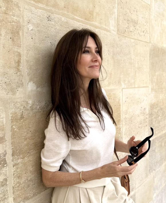Il s'agit du Palais Royal. Sur les réseaux sociaux, elle a écrit : "Moment parfait. Sa première fois ici, et clairement pas la dernière".

Ce dimanche 12 avril, elle a profité d'une journée ensoleillée pour se balader avec lui dans un coin qu'elle affectionne.

Photo de Mareva Galanter.

Photo : Instagram