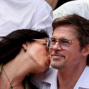 Brad Pitt et sa compagne Ines de Ramon assistent dans les tribunes aux Internationaux de France de Tennis de Roland Garros 2026, Paris le 6 juin 2026. © Jacovides-Moreau/Bestimage
