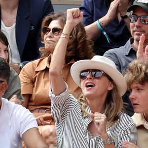 Sarah Poniatowski (Lavoine) avec son compagnon Roschdy Zem et son fils Roman dans les tribunes lors des Internationaux de France de Tennis de Roland Garros 2025. Paris, le 1er Juin 2025. © Dominique Jacovides/Bestimage