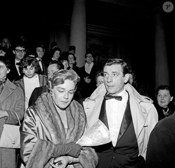 L'acteur et chanteur français d'origine italienne Yves Montand (Ivo Livi) et son épouse, l'actrice française Simone Signoret, quittent un théâtre après un spectacle. Rome, Italie, 1958. © Zuma/ABACA