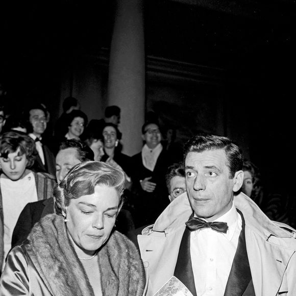 L'acteur et chanteur français d'origine italienne Yves Montand (Ivo Livi) et son épouse, l'actrice française Simone Signoret, quittent un théâtre après un spectacle. Rome, Italie, 1958. © Zuma/ABACA