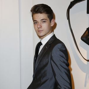 Durant cinq longues années, Léonard Trierweiler a travaillé dans les cuisines du restaurant baptisé "Le Bernardin" à New York

Exclusif - Léonard Trierweiler lors du défilé William Arlotti collection de mode pour interpréter le millésime 2016 (cru classé)  de la cuvée Organdi du Domaine de la Croix à l' hôtel Lancaster à Paris, France, le 13 mars 2017. © Marc Ausset-Lacroix/Bestimage