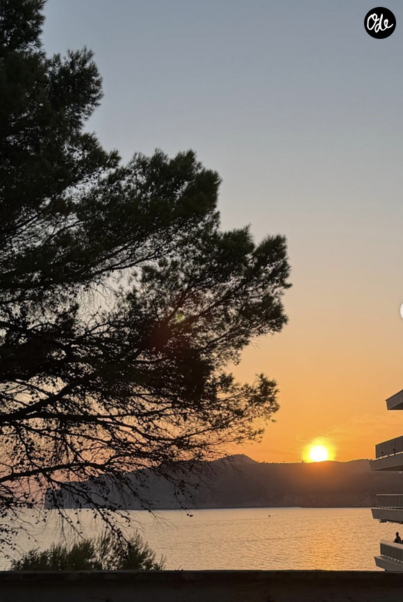 Elle partage avec ses abonnés la mer incroyablement transparente sous le ciel parfaitement dégagé, une vidéo de l'eau calme et un magnifique coucher de soleil doré.