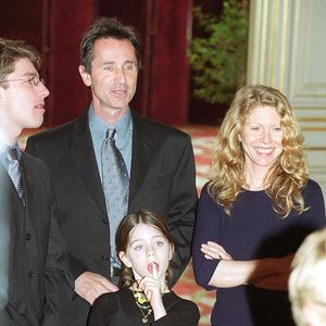 Ensemble, ils ont eu trois enfants : Astrée, née en 1975, Victor, en 1979 et Louise, née en 1993.

Thierry Lhermitte, Hélène, leur fils Victor et leur fille Louise lors de la décoration de la légion d'honneur par Jacques Chirac à l'Élysée, le 26 mars 2001.

Photo : Bestimage